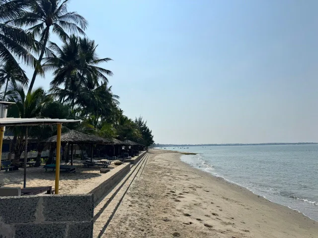 Kẹt tiền cần bán resort biển 2500m2 thổ cư mặt tiền biển Huỳnh Thúc Kháng, Mũi Né
