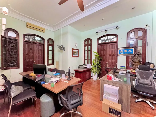 🏡 Biệt thự view hồ giữa lòng quận Đống Đa
📐 70m² • 5 tầng
🚗 Ô tô đỗ trước cửa
💰 Giá chào 23.9 tỷ