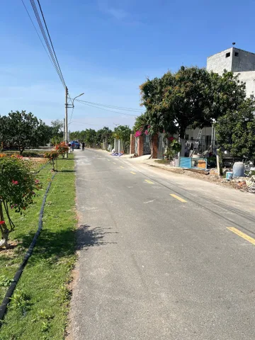 Chủ cần ra nhanh lô sào hơn 1500m2, thổ cư 100m2, đất sẵn vườn trái cây giá full 2,1ty, vị trí cách QL 13 chỉ 1,2km. Phù hợp để xây nhà vườn, kho xưởng, đầu tư, phân lô tách thửa.
