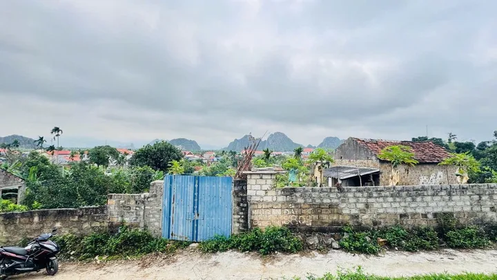Bán Đất 10.8m2 giá 390 triệu tại - Liên Khê  vị trí gần chợ .  lh:076.231.9990 E Thúy
