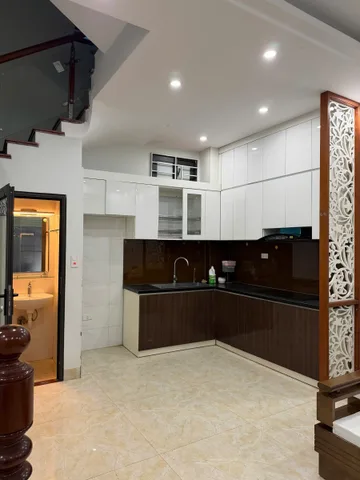 Cho thuê nhà  Ngõ 603 Lạc Long Quân - Tây Hồ 40M² 5 Tầng 3 Ngủ - Full Nội Thất - Ô Tô Đỗ Cửa - Giá Thuê 17tr