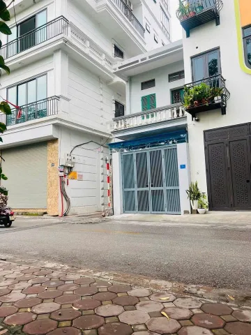 BÁN NHÀ BỒ ĐỀ - 42M2 - Ô TÔ - NHỈNH 11 TỶ

❌Sẵn nhà 4 tầng - 4 ngủ - 2 mặt tiền thoáng sáng - tk lệch tầng 

📍 Vị trí đẹp -  Đầu phố Bồ Đề