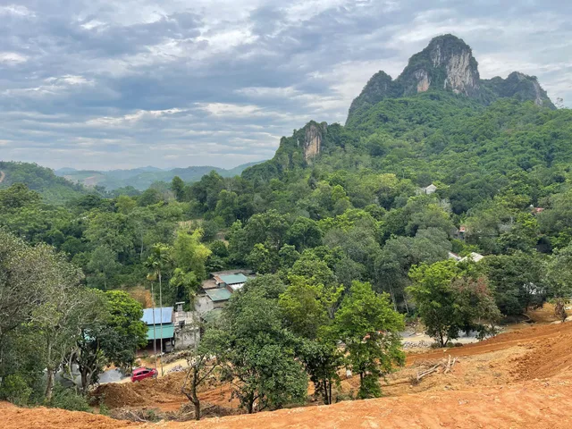 Bán Đất Thị trấn Lương Sơn Huyện Lương Sơn Hòa Bình 5600m2 có sẵn 200 m2 thổ cư giá 1,5tr\m