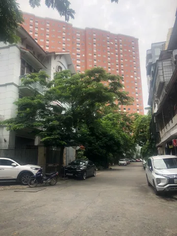 BIỆT THỰ LÔ GÓC - 2 MẶT TIỀN - VỈA HÈ - 3 Ô TÔ TRÁNH - KHU VIP HOÀNG QUỐC VIỆT. 121m2+ 4 T + MT 21M = 53 TỶ