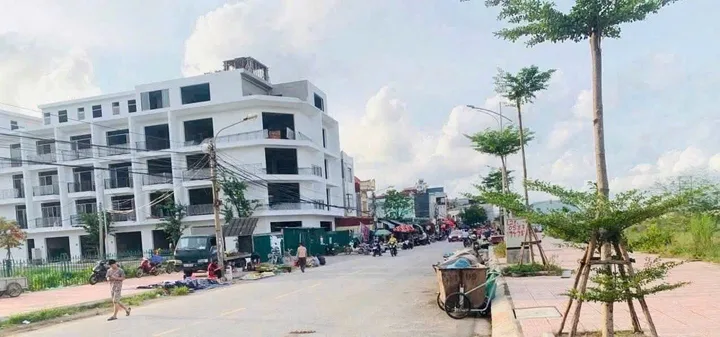 5DS246 🚨 **DUY NHẤT 1 LÔ ĐẤU GIÁ ĐỒNG NẺO – MẶT TIỀN HƠN 10M** 🚨