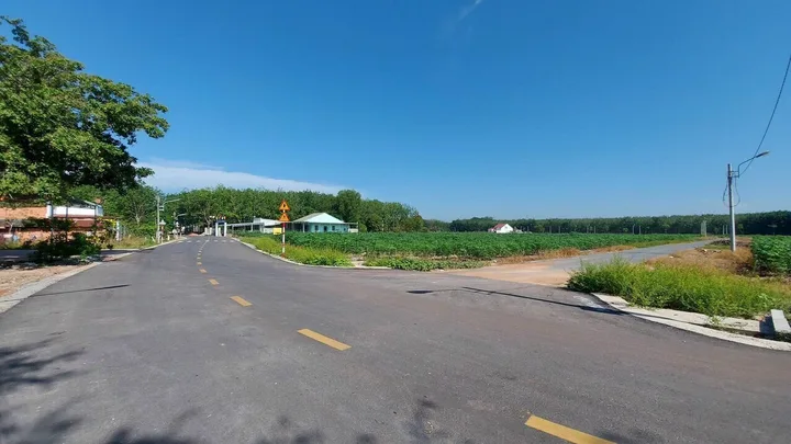 BÁN ĐẤT 500M2 MT NHỰA, GẦN KCN CHỢ TIỆN Ở XÂY TRỌ DÂN ĐÔNG GIÁ 750TR