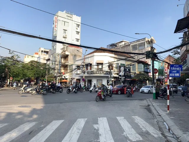 Cho thuê cả nhà MT: 4m DT: 60m2 phố Hai Bà Trưng, vỉa hè rộng nhận diện tốt.