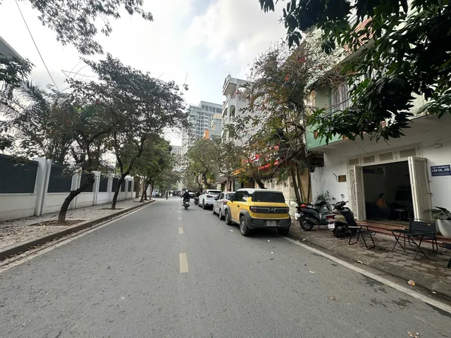 21.2 TỶ - 55M2 - 5M MẶT TIỀN - PHÂN LÔ - Ô TÔ  2 LÀN XE TRÁNH PHỐ HOÀNG CẦU - 2 BƯỚC RA PHỐ ĐI BỘ - VỊ TRÍ ĐẸP!!!