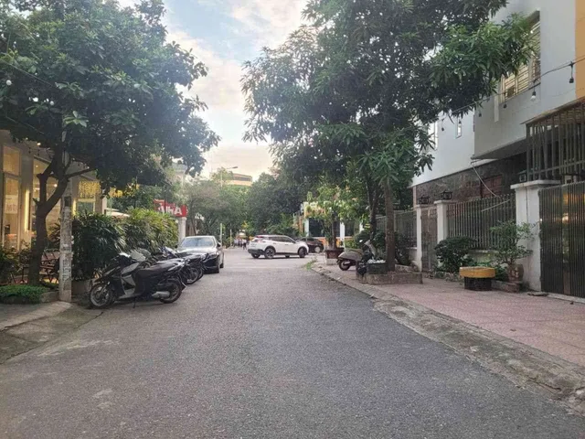 Bán Căn Liền Kề - 83m²- 5 Tầng Thang máy - 19.99Tỷ- KĐT Văn Khê - Hà Đông