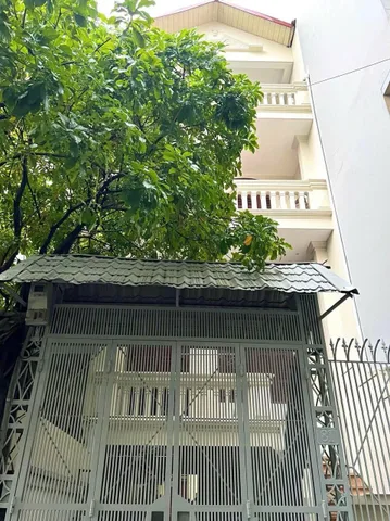 🇻🇳Cầu Giấy- mặt phố- DT 100m2- 4 tầng - 4 ngủ-  có sân- ô tô đỗ cửa.