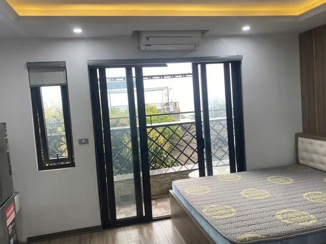 Cho thuê căn hộ Phố Trích Sài, Tây Hồ, tầng cao ban công view thoáng 1 phút đi bộ tới hồ. Chỉ 6.5tr