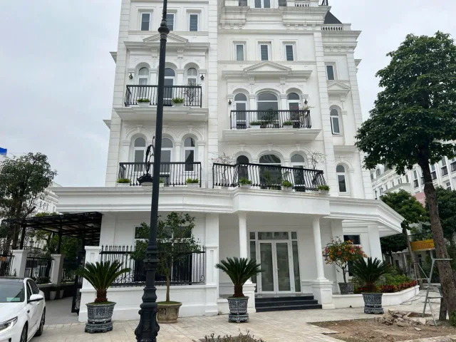 Bán Shop house 241m2 Xây 5 tầng đã hoàn thiện đệp đủ thang máy, chỉ về ở hoặc Kinh Doanh