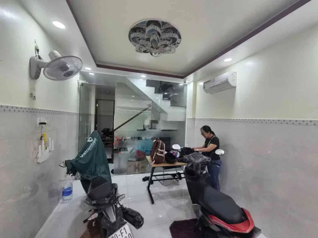+ Vị trí cách mặt tiền đường Hoàng Văn Thụ vài căn, cách mặt tiền Nguyễn Trọng Tuyển 50m, 100m tới Lê Văn Sỹ, 300m tới Sân Bay Tân Sơn Nhất.