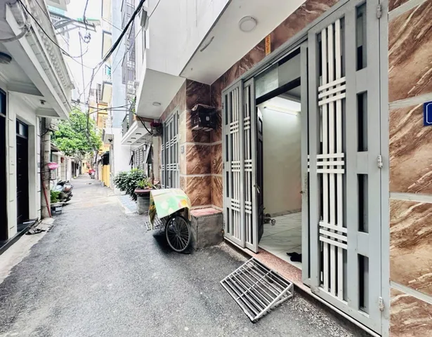 Nhà đẹp DT 45m2. Cách 106 Hoàng Quốc Việt chỉ 2km. 4pn rộng rãi giá 8,3 tỷ. Ngõ ô tô thông