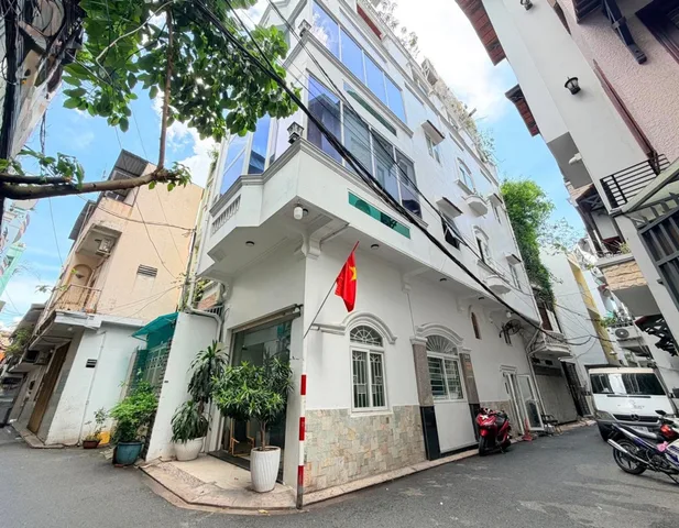 Nhà đẹp góc 2 mặt tiền, 5 tầng ngay VINCOM CỘNG HÒA