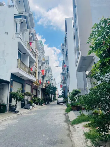 Căn nhà đẹp chuẩn giá nhẹ nhàng vị trí rất thuận lợi cho việc kinh doanh buôn bán