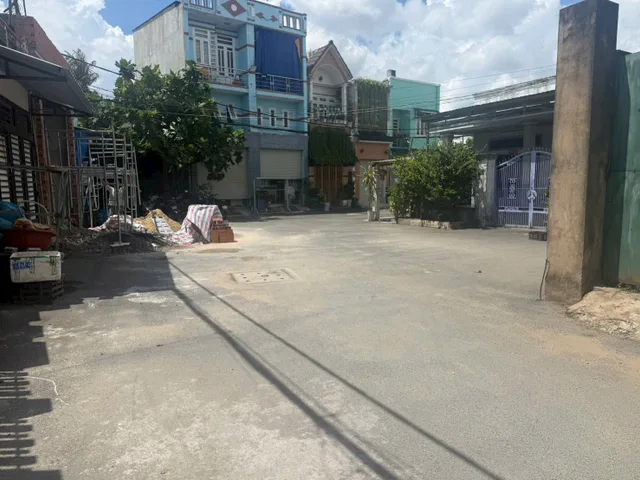 Bán nhà đất 137m2 thổ. Cách chợ Hocmon 300m
