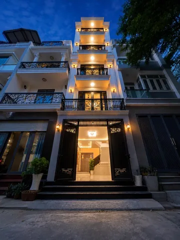 Bán Nhà mới xây- Trục Quốc Lộ 13- liền kề KĐT Vạn Phúc- 5 tầng 5PN, sân thượng xe hơi đậu cửa .