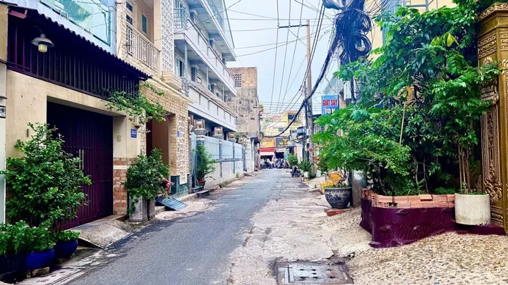 Hẻm xe hơi tránh nhau - Một xẹt - Khu Trường Chinh - Tân Phú, thuận tiện kết nối sân bay Tân Sơn Nhất