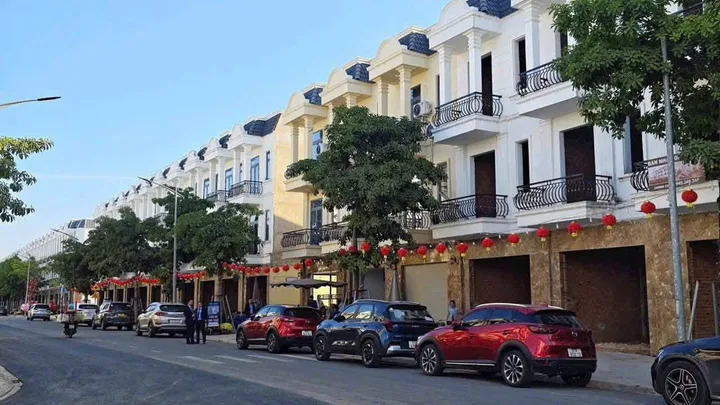cần tiền bán gấp nhà ngay trung tâm thành phố Uyên Hưng