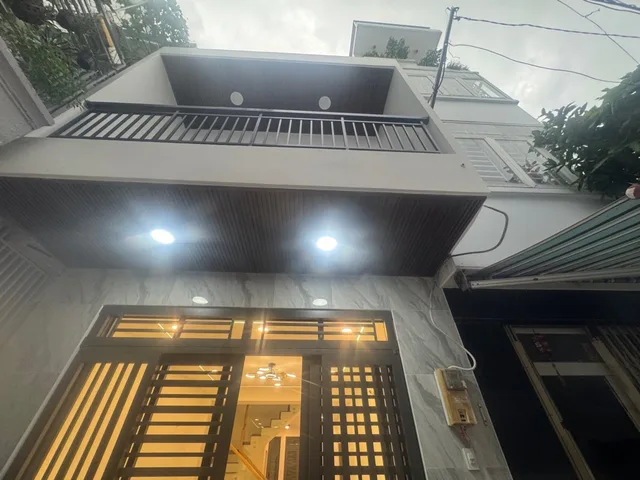 (Ngay sát vách Công viên Gia Định) Vị trí trung tâm sầm uất - 8.x tỷ - 4.1x13m (Nở hậu khủng 6.55m) - Nhà mới 2 tầng dọn vào ở ngay, Diện tích sử dụng 95m², Có phòng ngủ tầng trệt lý tưởng