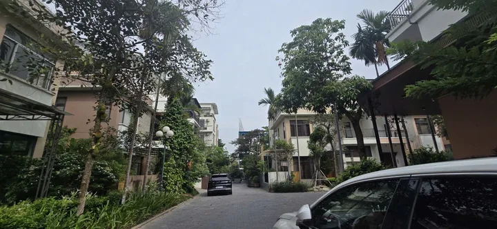 🔥🔥🔥 Bán nhanh biệt thự xây thô 3,5 tầng , 2 mặt thoáng 
Cạnh  nhìn vườn hoa khu đô thị Hud Trầu Cau ngay trung tâm nhất TP Bắc Ninh.
👉 Diện tích: 207 m2, rộng 11.5m. Tổng diện tích sàn lên đến 326m2
👉 Hướng Tây Nam & đông bắc