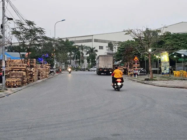 Bán đất lô góc chu mẫu 2. Trung tâm KCN quế võ. Diện tích 85.5m mặt tiền 5m hướng tây & bắc. Phường nam sơn tỉnh bắc ninh